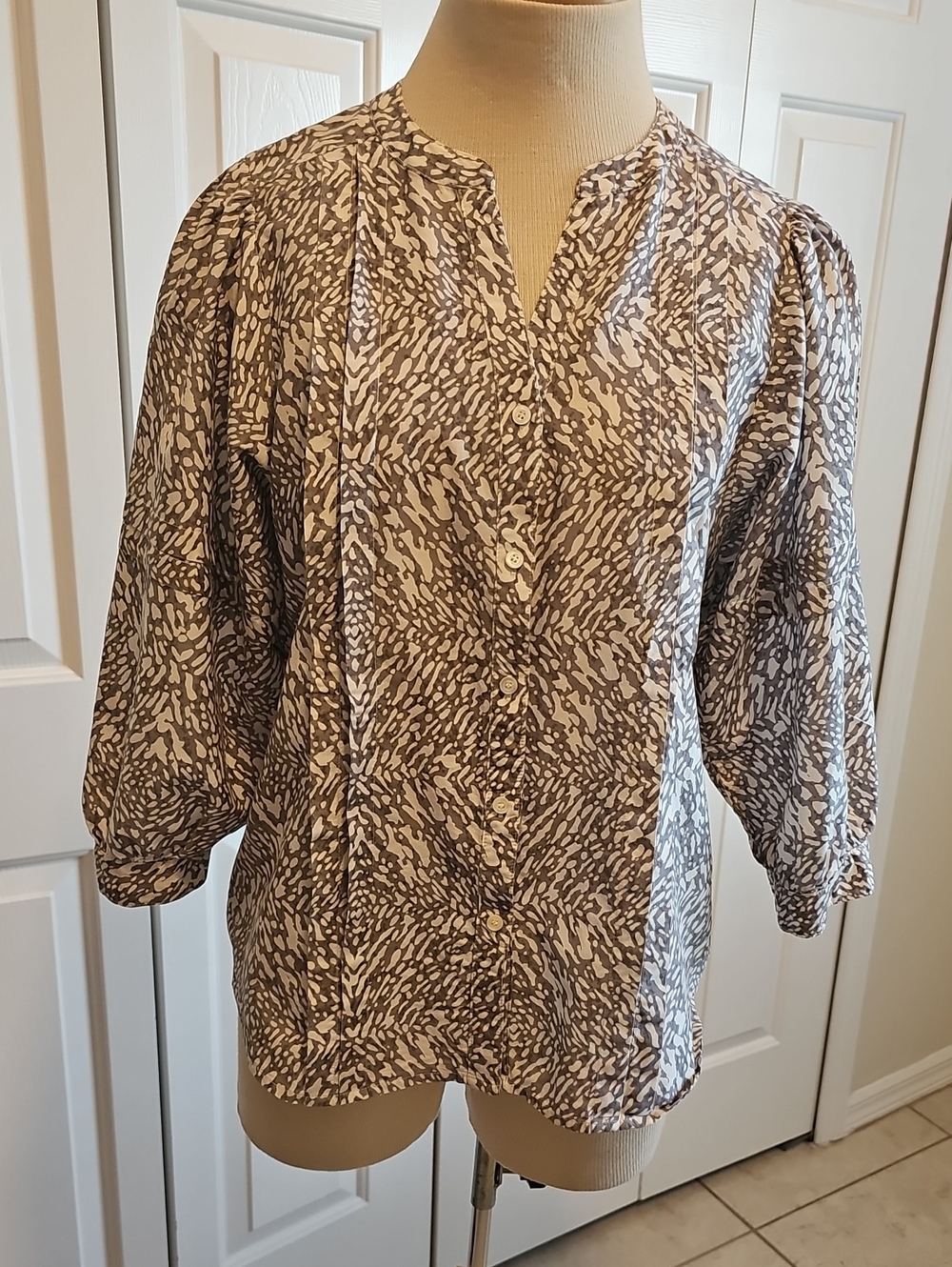 J.Mc.Laughlin Women’s Printed Button-Front Blouse in Gray &‎ White. Silk Meduim